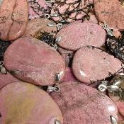 Rhodonite - pendentif mini pierre plate