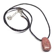 Rhodonite du Brésil avec cordon - pendentif pierre roulé