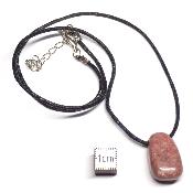 Rhodonite du Brésil avec cordon - pendentif pierre roulé