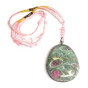 Rubis sur Fuchsite avec cordon - pendentif pierre plate