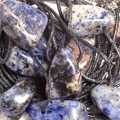 Sodalite avec cordon - pendentif pierre roulé