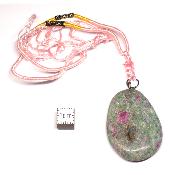 Rubis sur Fuchsite avec cordon - pendentif pierre plate